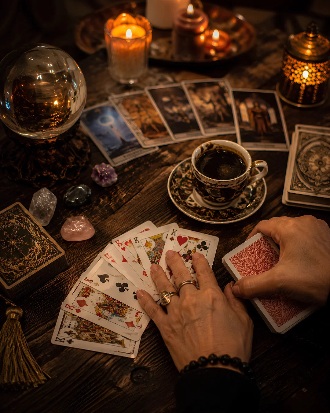 Yorumcu Anakadın durugörü ve iskambil tarotu yorumu tanıtım görseli